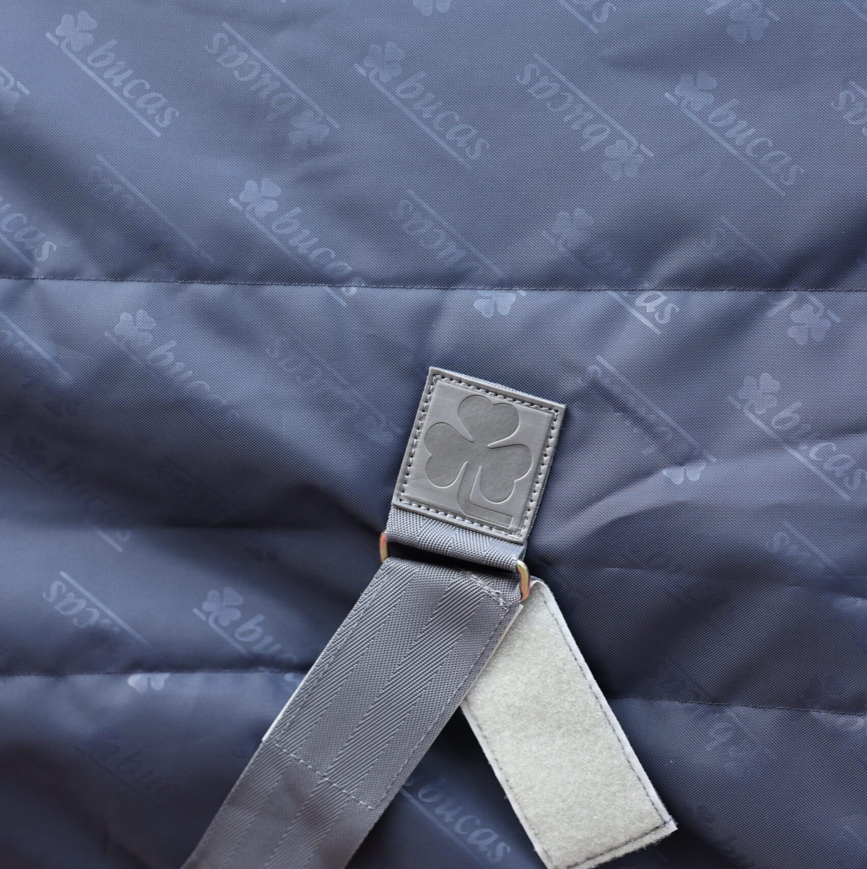 Couverture d'écurie Bucas Show-Line 150g SF Marine / gris Bleu Couverture d'écurie Bucas Show-Line 150g SF Marine / gris Bleu