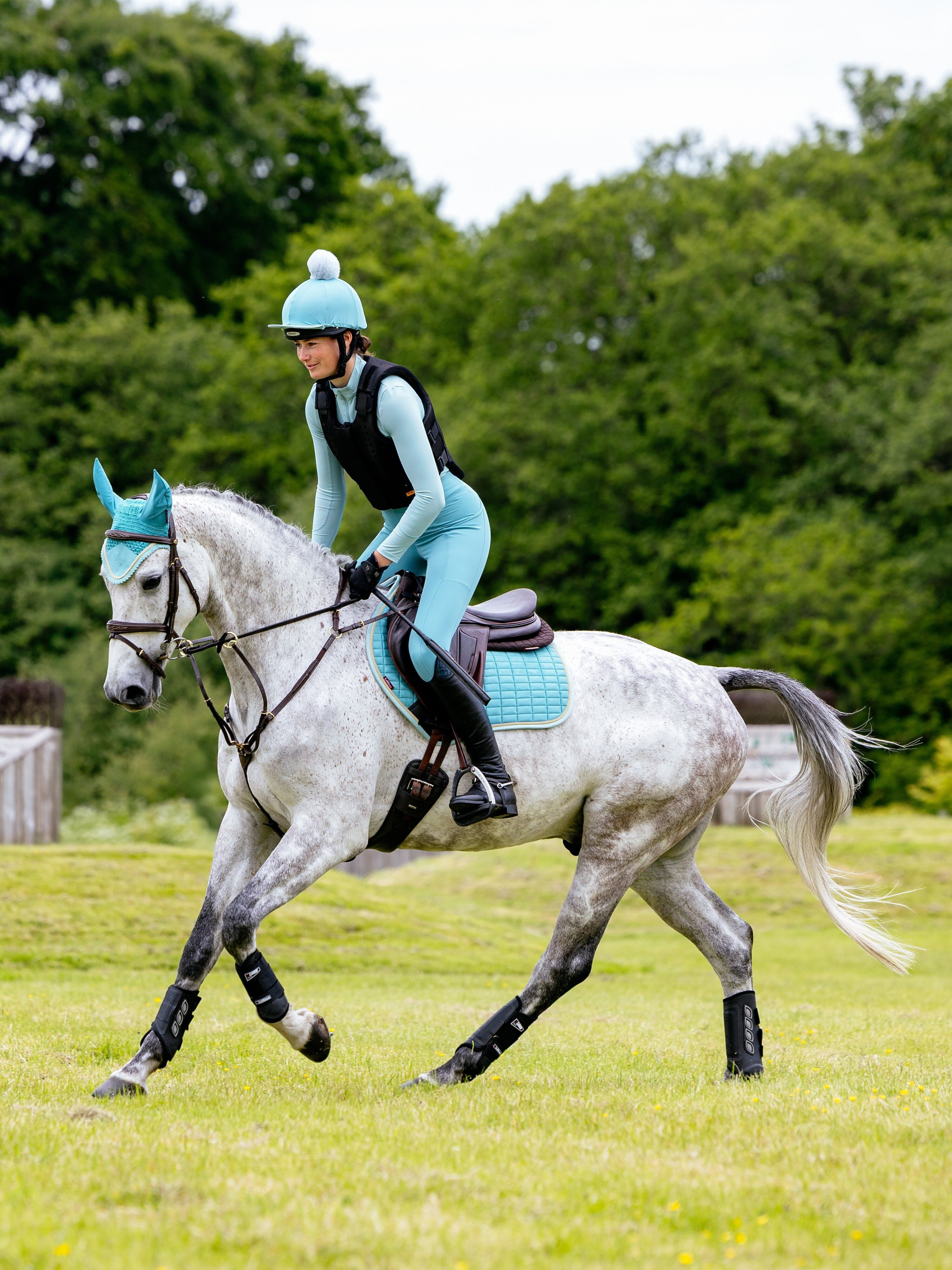 LeMieux Suede Close Contact Vierkant Zadeldek Lagune Blauw