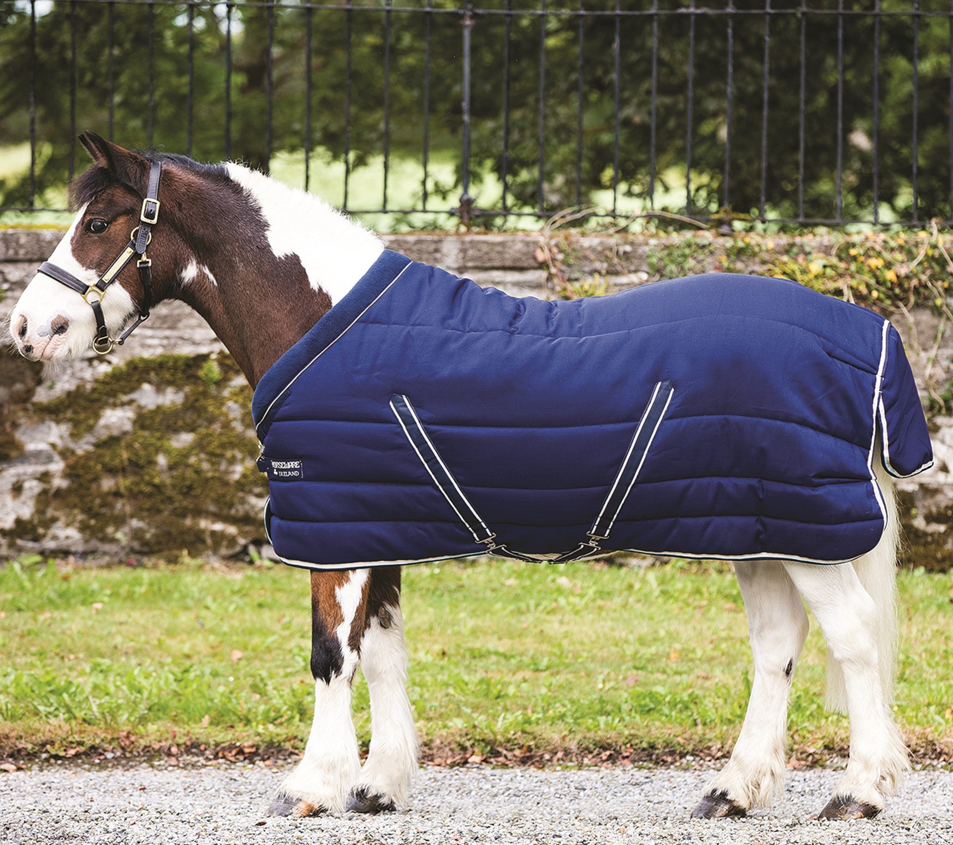 Couverture d'écurie Horseware Rambo Cosy 400g Marine / beige Bleu Couverture d'écurie Horseware Rambo Cosy 400g Marine / beige Bleu