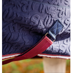 Couverture polaire Horseware en relief Jersey Imprimé HW bleu marine Couverture polaire Horseware en relief Jersey Imprimé HW bleu marine