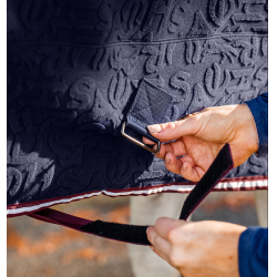 Couverture polaire Horseware en relief Jersey Imprimé HW bleu marine Couverture polaire Horseware en relief Jersey Imprimé HW bleu marine