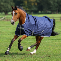 Couverture Bucas Freedom Turnout High Neck 150g 900D Marine / argent Bleu Couverture Bucas Freedom Turnout High Neck 150g 900D Marine / argent Bleu