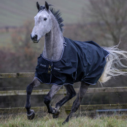Couverture Bucas Trot Turnout 50g Noir / blanc Couverture Bucas Trot Turnout 50g Noir / blanc