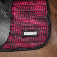 Tapis de selle HV Polo Nouria GP Viva Magenta Bordeaux Tapis de selle HV Polo Nouria GP Viva Magenta Bordeaux
