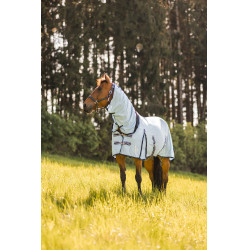 Vliegendeken Freja Horze met halsstuk Lichtblauw Vliegendeken Freja Horze met halsstuk Lichtblauw