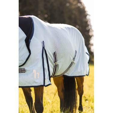 Vliegendeken Freja Horze met halsstuk Lichtblauw Vliegendeken Freja Horze met halsstuk Lichtblauw