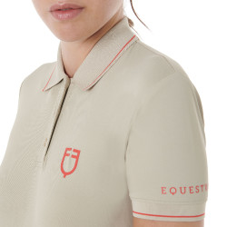 Polo d'entraînement ajusté en tissu respirant femme Equestro Oxford tan / rouge coquelicot Beige Polo d'entraînement ajusté en tissu respirant femme Equestro Oxford tan / rouge coquelicot Beige