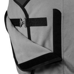 Fleece deken met voorflap sluiting GP Equestro Grijs Fleece deken met voorflap sluiting GP Equestro Grijs