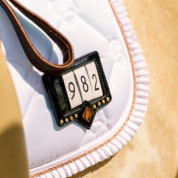 Nummerhouder voor zadeldekje Imperial Riding Show and Glow Bruin / croco bruin