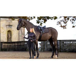 LeMieux Suede Close Contact Vierkant Zadeldek Asgrauw Bordeaux LeMieux Suede Close Contact Vierkant Zadeldek Asgrauw Bordeaux