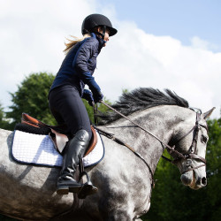 Tapis de selle chabraque mixte Horze River Blanc / bleu foncé Tapis de selle chabraque mixte Horze River Blanc / bleu foncé