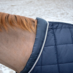 Couverture d'écurie Tim B Vertigo 400g Bleu marine Couverture d'écurie Tim B Vertigo 400g Bleu marine