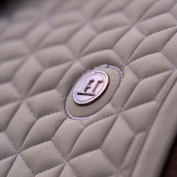 Tapis de selle HV Polo Essential Dressage Stone Gris Tapis de selle HV Polo Essential Dressage Stone Gris