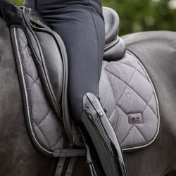 Dressuur zadeldek HV Polo met schapenvacht Lauren Dressuur zadeldek HV Polo met schapenvacht Lauren