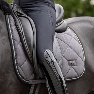 Dressuur zadeldek HV Polo met schapenvacht Lauren Dressuur zadeldek HV Polo met schapenvacht Lauren