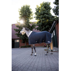 Couverture d'écurie B Vertigo Theo 150 g Bleu marine foncé Couverture d'écurie B Vertigo Theo 150 g Bleu marine foncé