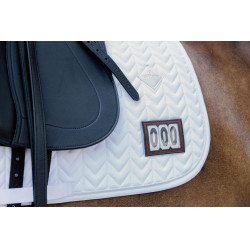 Tapis de selle compétition Fishbone avec 2 numéros Kentucky Dressage Blanc Tapis de selle compétition Fishbone avec 2 numéros Kentucky Dressage Blanc