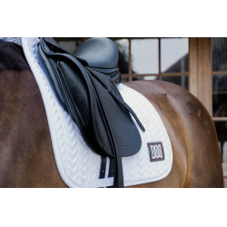 Tapis de selle compétition Fishbone avec 2 numéros Kentucky Dressage Blanc Tapis de selle compétition Fishbone avec 2 numéros Kentucky Dressage Blanc