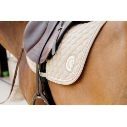 Tapijt ui quilt 3D logo springend beige Kentucky Beige Tapijt ui quilt 3D logo springend beige Kentucky Beige