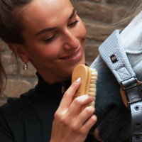 Imperial Riding Natural HV Polo hoofdborstel Natuurlijk Bruin Imperial Riding Natural HV Polo hoofdborstel Natuurlijk Bruin