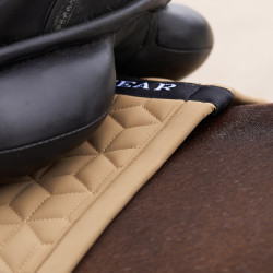 Tapis de selle HV Polo Essential Dressage Paille Marron Tapis de selle HV Polo Essential Dressage Paille Marron