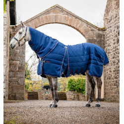 Couverture Horseware Rambo Optimo Stable Plus 200g Marine / bordeaux Bleu Couverture Horseware Rambo Optimo Stable Plus 200g Marine / bordeaux Bleu