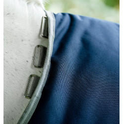 Couverture Horseware Amigo Bravo 12 Original 100g 1200D Marine / gris titanium / argent Bleu marine Couverture Horseware Amigo Bravo 12 Original 100g 1200D Marine / gris titanium / argent Bleu marine