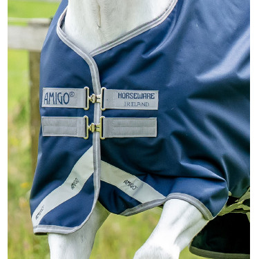 Couverture Horseware Amigo Bravo 12 Original 100g 1200D Marine / gris titanium / argent Bleu marine Couverture Horseware Amigo Bravo 12 Original 100g 1200D Marine / gris titanium / argent Bleu marine