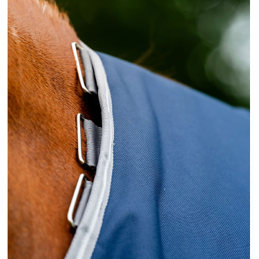 Couverture Horseware Amigo® Bravo 12 Plus 400g 1200D Marine / gris titane / argent Couverture Horseware Amigo® Bravo 12 Plus 400g 1200D Marine / gris titane / argent