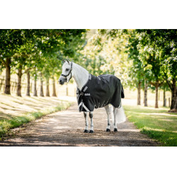 Couverture Horseware Rambo 1680D Turnout 450g VL Noir / orage / gris argent Couverture Horseware Rambo 1680D Turnout 450g VL Noir / orage / gris argent