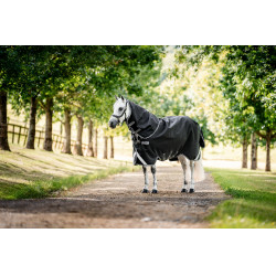 Couverture Horseware Rambo 1680D Turnout Plus 100g Noir / orage / gris argent Couverture Horseware Rambo 1680D Turnout Plus 100g Noir / orage / gris argent