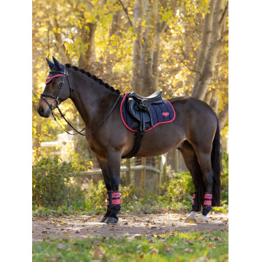Tapis de selle mixte LeMieux Loire Classic GP Square Marine / cranberry Tapis de selle mixte LeMieux Loire Classic GP Square Marine / cranberry
