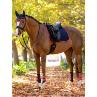 Tapis LeMieux Suede Dressage Square Marine / cranberry Bleu marine Tapis LeMieux Suede Dressage Square Marine / cranberry Bleu marine