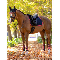 Tapis LeMieux Suede Dressage Square Marine / cranberry Bleu marine