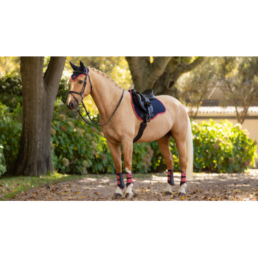 LeMieux Reflective Suede Mixte GP Square Zadeldek Marine / cranberry Marineblauw LeMieux Reflective Suede Mixte GP Square Zadeldek Marine / cranberry Marineblauw