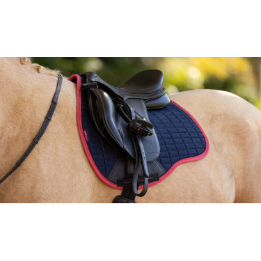 LeMieux Reflective Suede Mixte GP Square Zadeldek Marine / cranberry Marineblauw LeMieux Reflective Suede Mixte GP Square Zadeldek Marine / cranberry Marineblauw