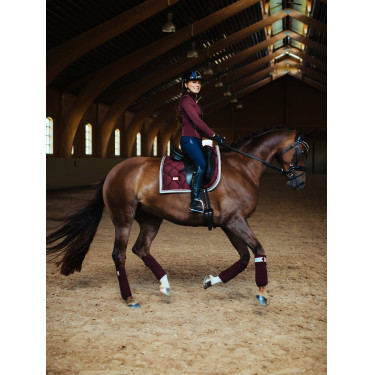 Tapis de dressage Equestrian Stockholm Cristal merlot or Bordeaux Tapis de dressage Equestrian Stockholm Cristal merlot or Bordeaux