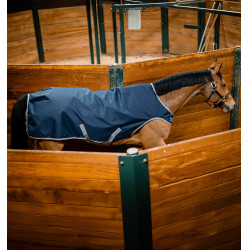 Couverture de marcheur Horseware Amigo Ripstop 900D 100g Marine / gris titanium Bleu marine Couverture de marcheur Horseware Amigo Ripstop 900D 100g Marine / gris titanium Bleu marine