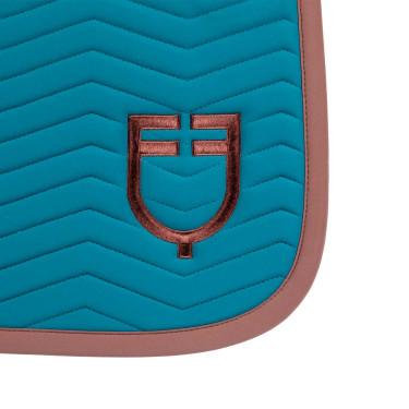Tapis de dressage Equestro matelassé Wave en tissu technique Bleu coral / marron Tapis de dressage Equestro matelassé Wave en tissu technique Bleu coral / marron