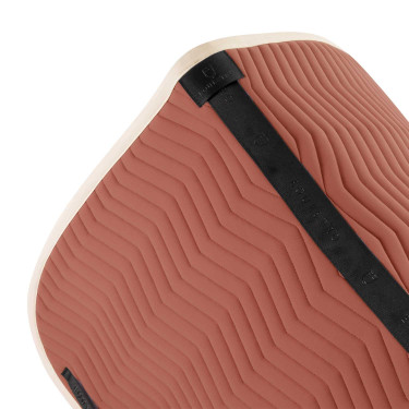 Dressuurdekje Equestro gewatteerd Wave in technische stof Redwood / antiek wit Rood