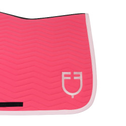 Tapis de saut Equestro matelassé Wave en tissu technique Chèvrefeuille / ballerine Rose Tapis de saut Equestro matelassé Wave en tissu technique Chèvrefeuille / ballerine Rose