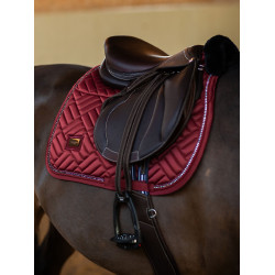 Tapis de selle Equestrian Stockholm Jumping faux mouton Crystal Bordeaux Tapis de selle Equestrian Stockholm Jumping faux mouton Crystal Bordeaux