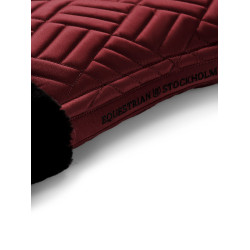 Tapis de selle Equestrian Stockholm Jumping faux mouton Crystal Bordeaux Tapis de selle Equestrian Stockholm Jumping faux mouton Crystal Bordeaux