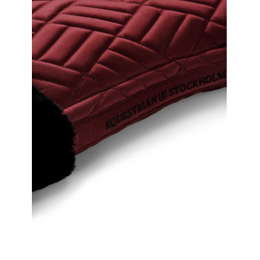 Tapis de selle Equestrian Stockholm Jumping faux mouton Crystal Bordeaux Tapis de selle Equestrian Stockholm Jumping faux mouton Crystal Bordeaux