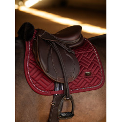 Tapis de selle Equestrian Stockholm Jumping faux mouton Crystal Bordeaux Tapis de selle Equestrian Stockholm Jumping faux mouton Crystal Bordeaux