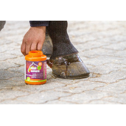 Huile pour sabots Equinatura avec pinceau 450 mL Huile pour sabots Equinatura avec pinceau 450 mL