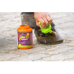 Huile pour sabots Equinatura avec pinceau 450 mL Huile pour sabots Equinatura avec pinceau 450 mL