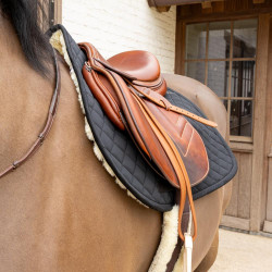 Kentucky Skin Friendly Diamond springzadelpad van schapenvacht Zwart Kentucky Skin Friendly Diamond springzadelpad van schapenvacht Zwart