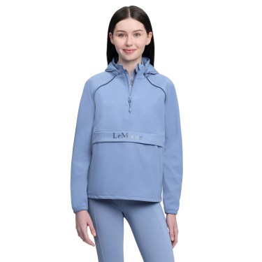 LeMieux Young Rider waterdichte jas met driekwart ritssluiting Paige Poederblauw LeMieux Young Rider waterdichte jas met driekwart ritssluiting Paige Poederblauw