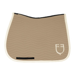 Dressuurdekje Equestro gewatteerd Wave in technische stof Oxford tan / antiek wit Dressuurdekje Equestro gewatteerd Wave in technische stof Oxford tan / antiek wit